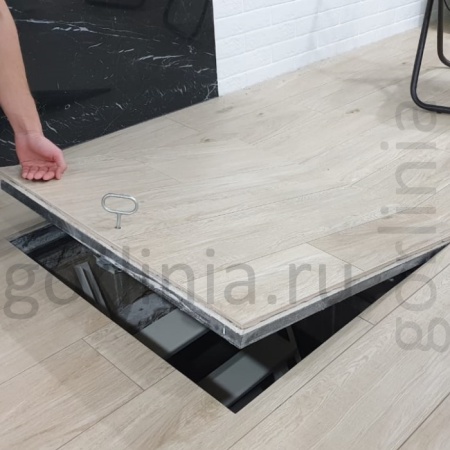 Полузакрытая крышка люка в подвал с плиткой на лицевой стороне