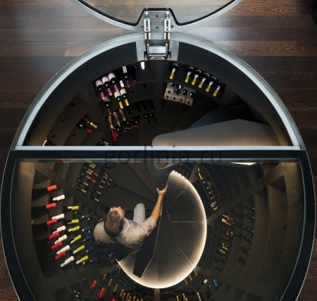 Круглый стеклянный люк с электроприводом и обратной петлей на винтовую лестницу винного погреба - вид сверху